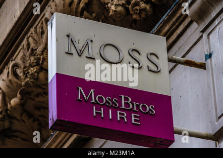 Magasin de location de costume Moss Bros signe sur Cornmarket Street, Oxford, Oxfordshire, Angleterre. Feb 2018 Banque D'Images