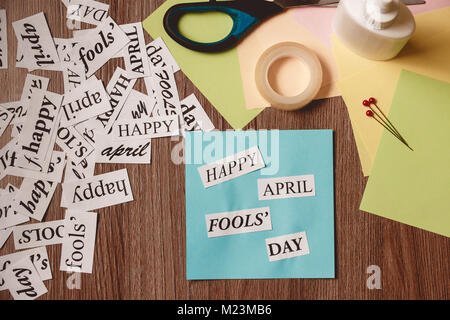 Happy April Fools Day une phrase sur fond de bois Banque D'Images