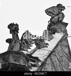 Détail de figures grotesques au sommet du Cobb Gate à l'Université de Chicago. Banque D'Images