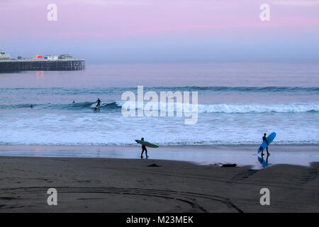 Les surfeurs sur la plage au coucher du soleil Cowell, Santa Cruz, California, United States Banque D'Images