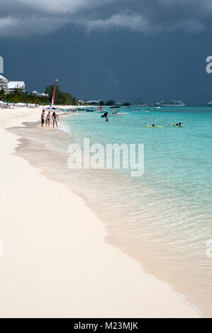 Seven Mile Beach. Une vue vers George Town et la sans rouler les bateaux de croisière. Pas tout à fait comment sa décrite dans les brochures de voyage. Banque D'Images