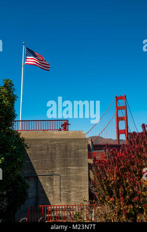 SAN FRANCISCO, CALIFORNIE - 8 septembre 2015 - Le drapeau Américain au vent avec Golden Gate Bridge et ciel bleu en arrière-plan Banque D'Images