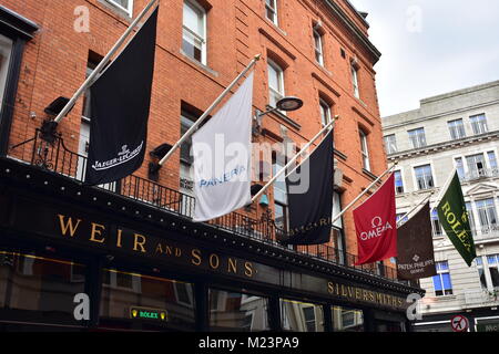 Weir et fils shop dans un bâtiment en brique rouge décorée de drapeaux dans le centre de Dublin en Irlande. Banque D'Images