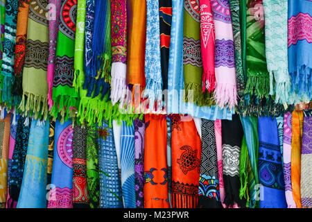 Assortiment de sarongs pour vendre au marché local à Bali, Indonésie. Banque D'Images