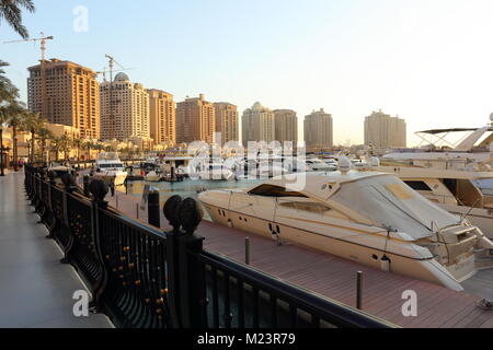 La perle, le QATAR - Février 3, 2018 : une vue de l'hôtel Porto Saoudite section du développement résidentiel La Perle massive à West Bay, Doha, Qatar Banque D'Images