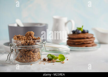 Cuit au chocolat muesli dans un bocal en verre. Petit-déjeuner sain concept. Banque D'Images