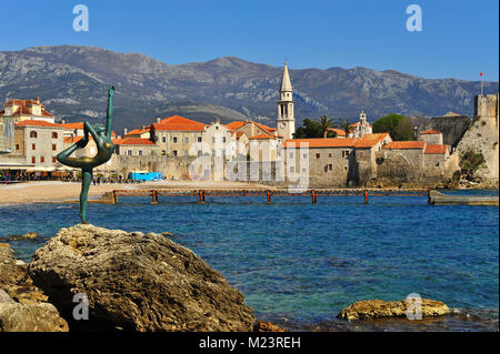 Sculpture de danseuse et panorama de la vieille ville de Budva, Monténégro Banque D'Images