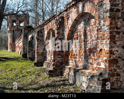 Une partie de l'ensemble architectural berges Fédorovski ville avec un mur de briques s'est effondré et une tour à Tsarskoe Selo dans l'Alexander Park au printemps Banque D'Images