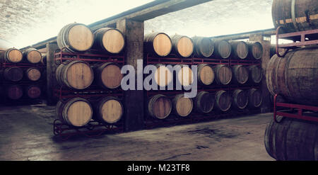 Fûts en bois pour la fermentation du vin en usine vigneron Banque D'Images