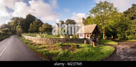 La laine, England, UK - 28 août 2012 : Le soleil brille sur l'église paroissiale de St Christophe à Winfrith Newburgh, Dorset. Banque D'Images