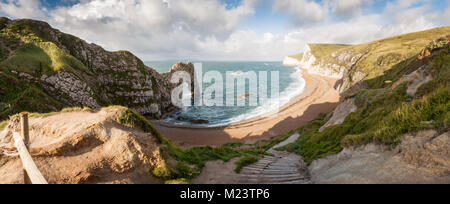 Le passage de calcaire naturel de relief à Durdle Door dans Dorset sur l'Angleterre de Lulworth Côte jurassique du Site du patrimoine mondial. Banque D'Images