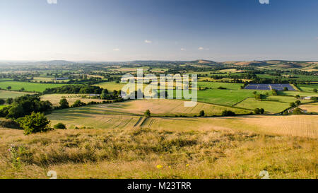 Chalk Rolling hills se lever sur les champs agricoles et les pâturages dans la vallée de Blackmore North Dorset, le domaine de la Stour Valley connue de Thomas Hardy comme Banque D'Images