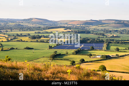 Chalk Rolling hills se lever sur les champs agricoles et les pâturages dans la vallée de Blackmore North Dorset, le domaine de la Stour Valley connue de Thomas Hardy comme Banque D'Images