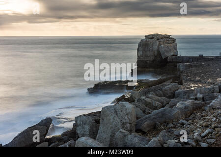 Le soleil se couche derrière Pulpit Rock, une pile de calcaire sur l'extrait côte de Portland Bill dans Dorset sur la côte jurassique de l'Angleterre. Banque D'Images