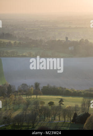 Le soleil se couche sur les champs et villages dans le paysage agricole du Doubs, y compris la tour de l'église paroissiale de Ellesborough. Banque D'Images