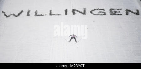 Willingen, Allemagne. 4e Mar, 2018. Johann Andre Forfang de Norvège monte au-dessus du mot "Willingen' dans son deuxième saut compétitif à la Coupe du monde de saut à ski à Willingen, Allemagne, 4 février 2018. Credit : Arne Dedert/dpa/Alamy Live News Banque D'Images