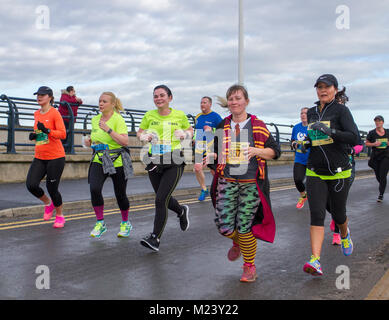 Southport, Merseyside. 4 Février, 2018. La septième chien fou course de 10k avec des coureurs se retrouvent en robe de soirée. Southport's Mad Dog 10k a confirmé son statut de l'un des plus grands événements de la ville avec un autre grand événement. Quelque 2 500 coureurs ont pris part à l'organisme de bienfaisance courir autour de la station balnéaire. /AlamyLiveNews MediaWorldImages ; crédit. Banque D'Images