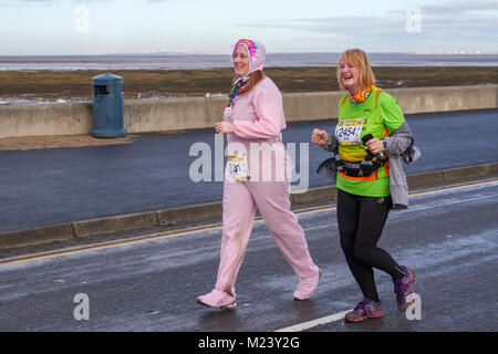 Southport, Merseyside. 4 Février, 2018. La septième chien fou course de 10k avec des coureurs se retrouvent en robe de soirée. Southport's Mad Dog 10k a confirmé son statut de l'un des plus grands événements de la ville avec un autre grand événement. Quelque 2 500 coureurs ont pris part à l'organisme de bienfaisance courir autour de la station balnéaire. /AlamyLiveNews MediaWorldImages ; crédit. Banque D'Images