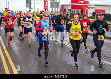 Southport, Merseyside. 4 Février, 2018. La septième chien fou course de 10k avec des coureurs se retrouvent en robe de soirée. Southport's Mad Dog 10k a confirmé son statut de l'un des plus grands événements de la ville avec un autre grand événement. Quelque 2 500 coureurs ont pris part à l'organisme de bienfaisance courir autour de la station balnéaire. /AlamyLiveNews MediaWorldImages ; crédit. Banque D'Images