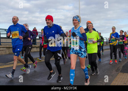 Southport, Merseyside. 4 Février, 2018. La septième chien fou course de 10k.avec des coureurs se retrouvent en robe de soirée. Southport's Mad Dog 10k a confirmé son statut de l'un des plus grands événements de la ville avec un autre grand événement. Quelque 2 500 coureurs ont pris part à l'organisme de bienfaisance courir autour de la station balnéaire. /AlamyLiveNews MediaWorldImages ; crédit. Banque D'Images