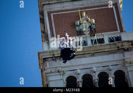 Venise, Italie. 4e Mar, 2018. Elisa Costantini, habillé comme un 'ange', descend sur la Place Saint Marc au cours du Carnaval de Venise, Italie, 4 février 2018. Le "Vol de l'ange" est une manifestation traditionnelle qui remonte à la période où un inconnu Serenissima guest de Venise, volant le long d'une corde de San Marco à clocher au milieu de la place. Credit : Jin Yu/Xinhua/Alamy Live News Banque D'Images