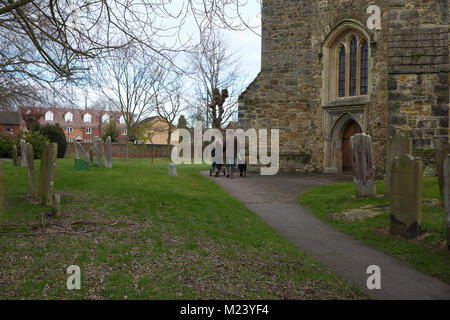 Edenbridge,UK,4 février 2018,journée ensoleillée sur St Pierre et St Paul's Church in Edenbridge, Kent. Les gens continuent leur quotidien malgré le froid, la prévision est pour la neige dans le sud-est pendant la nuit et à demain©Keith Larby/Alamy Live News Banque D'Images