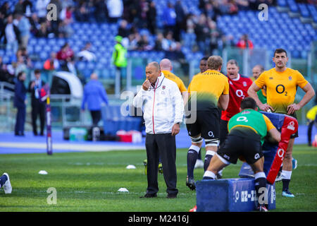 Rome, Italie. Le 04 février 2018. L'entraîneur-chef de l'Angleterre Eddie Jones coups à ses joueurs dans le match contre l'Italie au championnat 208 6 NatWest Massimiliano Carnabuci/Alamy Live News Banque D'Images