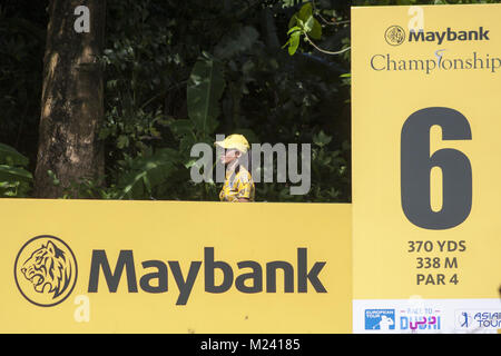 Shah Alam, Kuala Lumpur, Malaisie. 4e Mar, 2018. Une dame est vu passant derrière le 16ème trou sur le dernier jour du championnat 2018 Maybank.Le championnat de golf 2018 Maybank symposium est organisé au 1er au 4 février à Saujana Golf & Country Club. Credit : Faris Hadziq/SOPA/ZUMA/Alamy Fil Live News Banque D'Images