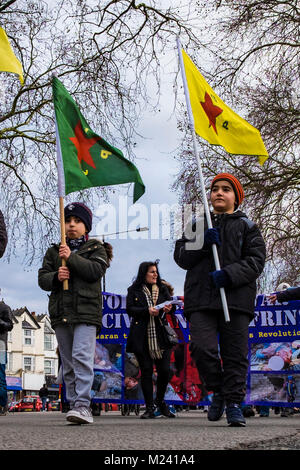 Londres, Harringay, 4e février 2018. Deux garçons à la tête d'une marche de protestation des voies en direction de Harringay Green Wood Green library. Le mois de mars ont protesté contre les actions de la Turquie en Syrie (c) Paul Swinney/Alamy Live News Banque D'Images