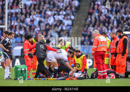 Rome, Italie. Le 04 février 2018. L'Angleterre est demi de mêlée Danny Care Services et équipements mis à son coéquipier Ben Youngs après une blessure lors du match contre l'Italie dans le match contre l'Italie au championnat 208 6 NatWest Massimiliano Carnabuci/Alamy Live News Banque D'Images