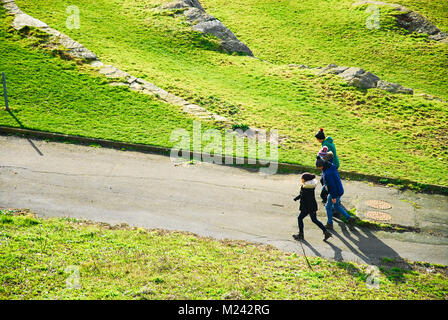 Plage de Chesil, Dorset. 4 février 2018 - Les gens habiller chaudement et profiter du soleil dans l'anse de Chesil, Portland, malgré le vent froid bitingly Crédit : Stuart fretwell/Alamy Live News Banque D'Images