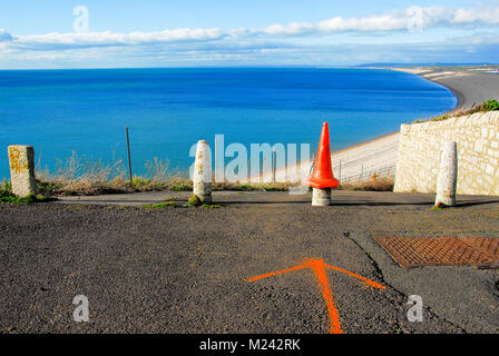 Plage de Chesil, Dorset. 4 février 2018 - La route est marquée ci-dessus plage de Chesil pour dimanche's ' Bustin' Marathon peaux ' autour de l'Île de Portland, dans le Dorset Crédit : Stuart fretwell/Alamy Live News Banque D'Images