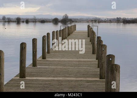 Oxford Island Lough Neagh en Irlande du Nord. 04 février 2018. Royaume-uni - un calme plat et nos jours d'être sur la rive sud du Lough Neagh en Irlande du Nord. Un peu de soleil et de ciel gris donnent le ton pour la journée. Ce soir va être froid avec le gel et le brouillard verglaçant à certains endroits. Crédit : David Hunter/Alamy Live News. Banque D'Images