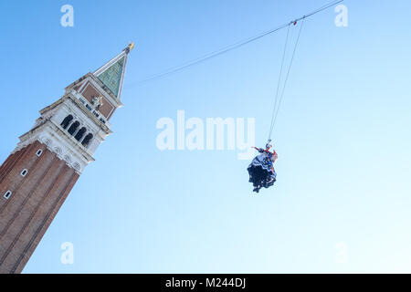 Venise, Italie. 4e Mar, 2018. Elisa Costantini, 19 ans, Maria de l'année 2017, peu après 11 heures a volé vers le bas du clocher d'un monde mais tidy piazza San Marco. Gentiane : crédit Polovina/Alamy Live News Banque D'Images