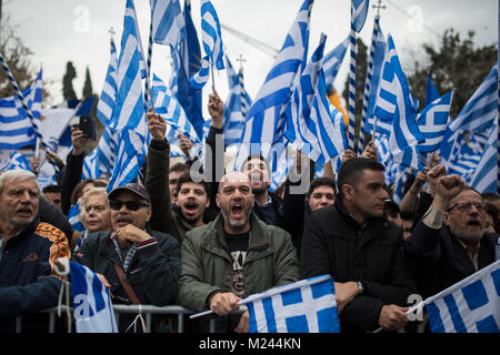 Athènes, Grèce. 4e Mar, 2018. Les manifestants crier des slogans, lors d'une manifestation pour protester contre l'utilisation du nom Macédoine suite à l'évolution de la question avec le pays voisin à Athènes, Grèce, 4 février 2018. Baltagiannis Crédit : Socrates/dpa/Alamy Live News Banque D'Images