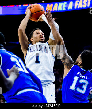 Philadelphie, Pennsylvanie, USA. 4e Mar, 2018. 4 février 2018 : Villanova guard Jalen Brunson # 1 prend un coup sur la Seton Hall guard Myles Powell # 13 au cours de la se rencontreront entre les Wildcats de Villanova et la Seton Hall Pirates au Wells Fargo Center le 4 février 2018 à Philadelphie, Pennsylvanie. Villanova a gagné 92-76. ( Photo de Scott Serio/Cal Sport Media/Alamy Live News Banque D'Images