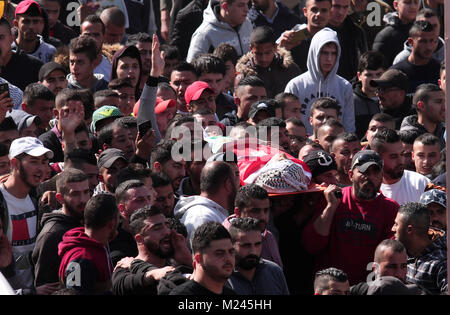 Jénine. 4e Mar, 2018. Porter le deuil, corps de jeune homme palestinien Ahmed Abu Obeid lors de ses funérailles dans le nord de la ville de Djénine en Cisjordanie, le 4 février 2018. Ahmed Abu Obeid a été tué lors d'affrontements avec les forces israéliennes à Jenin le samedi. Credit : Nidal Eshtayeh/Xinhua/Alamy Live News Banque D'Images
