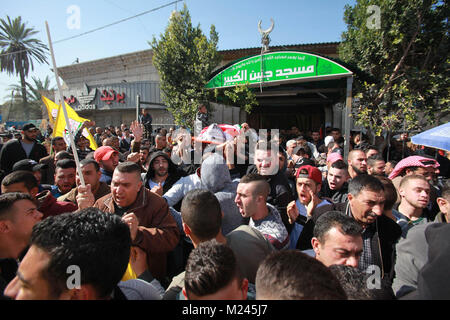 Jénine. 4e Mar, 2018. Porter le deuil, corps de jeune homme palestinien Ahmed Abu Obeid lors de ses funérailles dans le nord de la ville de Djénine en Cisjordanie, le 4 février 2018. Ahmed Abu Obeid a été tué lors d'affrontements avec les forces israéliennes à Jenin le samedi. Credit : Nidal Eshtayeh/Xinhua/Alamy Live News Banque D'Images