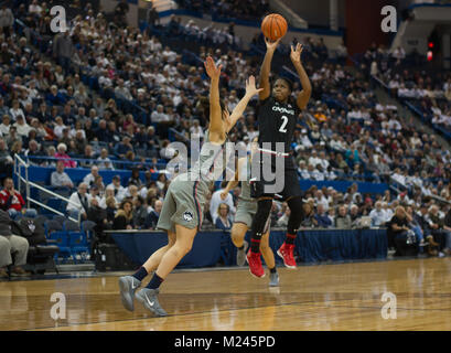 Hartford, CT, USA. Feb, 2017 4. Nikira venues (2) de la Cincinnati Bearcats pousses durant un match contre Uconn Huskies au Centre le XL à Hartford, CT. Gregory Vasil/CSM/Alamy Live News Banque D'Images