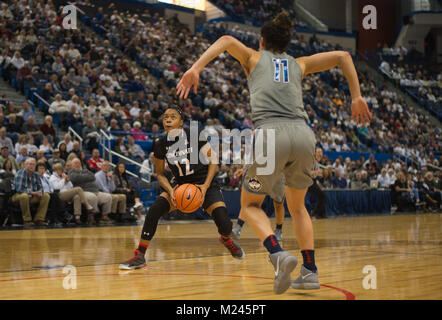 Hartford, CT, USA. Feb, 2017 4. Antoinete Miller (12) de la Cincinnati Bearcats ressemble à tourner pendant un match contre Uconn Huskies au Centre le XL à Hartford, CT. Gregory Vasil/CSM/Alamy Live News Banque D'Images