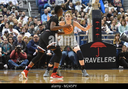 Hartford, CT, USA. Feb, 2017 4. Katie Lou Samuelson (33) de l'Uconn Huskies défend contre Shanice Johnson (21) de la Cincinnati Bearcats au XL Center à Hartford, CT. Gregory Vasil/CSM/Alamy Live News Banque D'Images