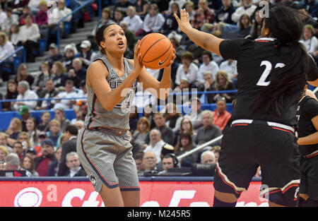 Hartford, CT, USA. Feb, 2017 4. Napheesa Collier (24) de l'Uconn Huskies ressemble à tirer au cours d'un match contre les Bearcats de Cincinnati au XL Center à Hartford, CT. Gregory Vasil/CSM/Alamy Live News Banque D'Images