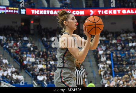 Hartford, CT, USA. Feb, 2017 4. Katie Lou Samuelson (33) de l'Uconn Huskies pousses durant un match contre les Bearcats de Cincinnati au XL Center à Hartford, CT. Gregory Vasil/CSM/Alamy Live News Banque D'Images