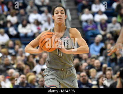 Hartford, CT, USA. Feb, 2017 4. Infirmière Kia (11) de l'Uconn Huskies ressemble à passer au cours d'un match contre les Bearcats de Cincinnati au XL Center à Hartford, CT. Gregory Vasil/CSM/Alamy Live News Banque D'Images