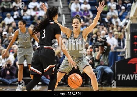 Hartford, CT, USA. Feb, 2017 4. Infirmière Kia (11) de l'Uconn Huskies défend contre Ana Owens (3) de la Cincinnati Bearcats au XL Center à Hartford, CT. Gregory Vasil/CSM/Alamy Live News Banque D'Images