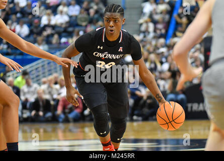 Hartford, CT, USA. Feb, 2017 4. Benham Maya (20) de la Cincinnati Bearcats durs pour le panier au cours d'un match contre Uconn Huskies au Centre le XL à Hartford, CT. Gregory Vasil/CSM/Alamy Live News Banque D'Images