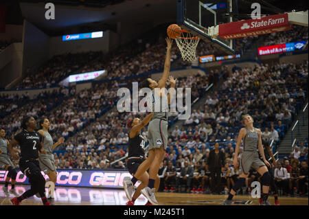 Hartford, CT, USA. Feb, 2017 4. Napheesa Collier (24) de l'Uconn Huskies durs pour le panier au cours d'un match contre Cincinnati Bearcats au XL Center à Hartford, CT. Gregory Vasil/CSM/Alamy Live News Banque D'Images