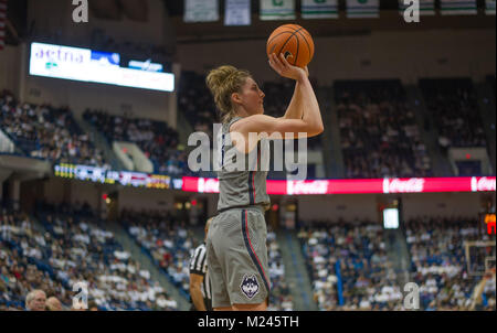 Hartford, CT, USA. Feb, 2017 4. Katie Lou Samuelson (33) de l'Uconn Huskies pousses durant un match contre les Bearcats de Cincinnati au XL Center à Hartford, CT. Gregory Vasil/CSM/Alamy Live News Banque D'Images