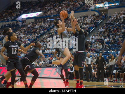 Hartford, CT, USA. Feb, 2017 4. Infirmière Kia (11) de l'Uconn Huskies durs pour le panier au cours d'un match contre Cincinnati Bearcats au XL Center à Hartford, CT. Gregory Vasil/CSM/Alamy Live News Banque D'Images