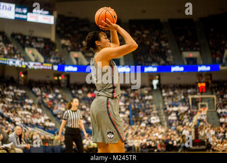 Hartford, CT, USA. Feb, 2017 4. Napheesa Collier (24) de l'Uconn Huskies pousses durant un match contre les Bearcats de Cincinnati au XL Center à Hartford, CT. Gregory Vasil/CSM/Alamy Live News Banque D'Images